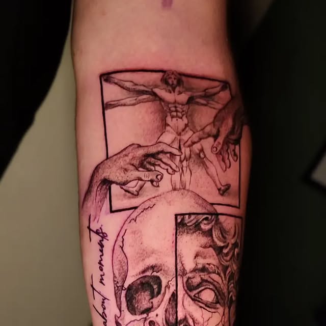 Blackwork-Sleeve mit Vitruvianischem Menschen und Totenkopf